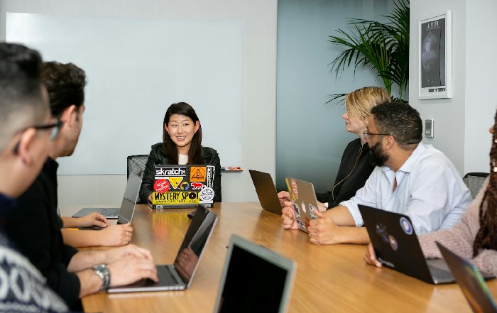 Article Image for Mindset Techniques for Overcoming Imposter Syndrome in Leadership Roles